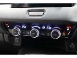 運転席と助手席の温度設定の変更が可能な左右独立タイプのデュアルエアコンです♪♪♪暑がりな人・寒がりな人も誰もが車内を快適にお過ごしいただけます♪♪♪