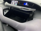 【グローブボックス】収納スペースも充実しております。
