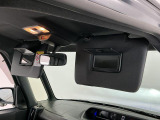 【サンバイザー】車内で身だしなみを整えるためのバニティミラーがセット。お化粧直しや髪型のチェックに活用できます。