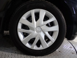 ホイールは車のデザインにマッチした専用タイプです。