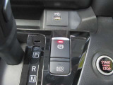 電動パーキングブレーキ&オートブレーキホールド。信号待ち等の停車時に自動的にブレーキ力が保持される機能です。パーキングブレーキはPスイッチを引き上げる事で作動します。
