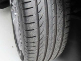 タイヤサイズは「215/55/R18」になります。タイヤの溝は約3mm残っています。