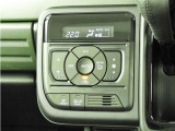 オートエアコンを装備しておりますので、四季を通じて車内を快適な温度に保つことが出来ます!高級感が有りますね!