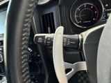 メーターの近くに配置されたレバーで、運転席から位置を把握しやすい設計です。周辺の表示やスイッチ類もまとまっており、雨天時なども視線移動を抑えて操作に移れます。