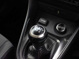 小気味よいシフトフィールが楽しめる本革巻きシフトノブ+シフトブーツ(合成皮革/ステッチ付)[6MT]が装備されています。