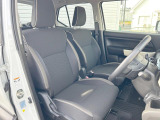 運転席まわりには十分なスペースがあり、大柄な方でもゆったり運転していただける環境です。