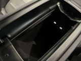メルセデス・ベンツ八王子の最新のショールームには、大型モニターがあり最先端のメルセデス・ベンツをご体感頂けます!屋内展示場のため、天候の悪い日でも、ごゆっくりとお車をご覧頂ける店舗でございます!