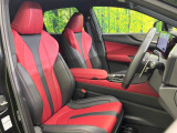 【専用スポーツシート】ホールド性に優れ、カーブ時の体が流れを抑制してくれます。また、体にフィットするから腰や背中が疲れにくく、ロングドライブや高速走行でも快適にお過ごしいただけます♪