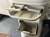 カップホルダーや小物入れなど色々な物を収納できます。
