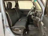 ベンチシート形状で足元も含め広々ゆったり座っていただけます。運転席側に装備してますセンターコンソールボックスを利用頂くとセパレートしてリラックス、ベンチにして開放的に2タイプお好みに合わせ使えます。