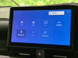 ラジオやBluetooth、USBなどの選択項目が画面上に並び、使いたい音源を見つけやすい表示です。通勤やお出かけの時間に、好みの音楽を楽しむ際に活用できます。