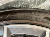 純正18インチアルミホイール。フロントは225/45R18