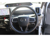 ハンドル周りにバ端を配置しているので、運転中も楽に操作できます。