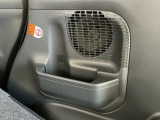 【後席ドリンクホルダー】後席用にも使いやすい位置にドリンクホルダーがございます。みんなが快適な空間でドライブはより楽しいものに♪