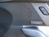BOSEサウンドシステムを搭載。「良い音を出す」ではなく、その車種のごとに特徴を計算(車種専用設計)し、「反響音」を作り出すことによってどの座席でも自分中心で音が聴こえ、「心地よい空間」を作り出します。