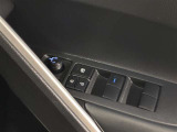 格納式リモコンドアミラーと、パワーウィンドウマスタースイッチです。車内の換気も運転席から簡単に行えます。