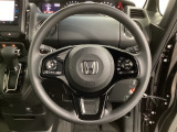 ハンドルにHondaセンシング系のクルーズコントロールやレーンキープアシストなどのスイッチと、オーディオの操作スイッチが装備されています。ハンドルから手を離さず安全に操作できます。