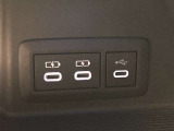 スマートフォン等が充電できるUSB端子が付いてます。