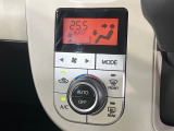 【オートエアコン】一度お好みの温度に設定すれば、車内の温度を検知し風量や温度を自動で調整。暑い&hellip;寒い&hellip;と何度もスイッチ操作をする必要はありません。快適な車内空間には必須の機能ですね♪