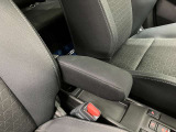 【アームレスト】運転席には、長距離ドライブに優しいアームレストが装備しています。