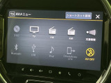 テレビやラジオ、ディスクなど複数のメニューが画面に並び、使いたい項目を見つけやすい構成です。音源の切り替えや各種設定を、画面上で確認しながら選べます。