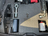 ラゲッジルーム下には車載工具を収納。