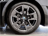 【BMWアロイホイル】軽量かつ強度に拘ったアロイホイル。走行性能ポテンシャルを引き出す設計。車の足元を引き締めてくれる大きなポイントはアロイホイルです。