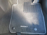 純正のフロアマットを装備しております。車名のロゴが入っています。