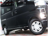 自社工場を3拠点完備しております。重整備やカスタムを始め、ご購入後のお車のメンテナンスも弊社にお任せください。