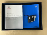 メンテナンスノート【点検整備記録簿・保証書】、取説も揃ってます。スマートキーはバッグなどにしまったままボタン操作でエンジン始動・停止やハイブリッドシステムの起動や停止ができて大変便利です