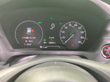 速度や燃料残量などの情報をまとめて確認でき、運転中に必要な表示を把握しやすい配置です。警告表示や車両情報も視認しやすく、日々の運転をサポートします。