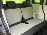 後席は左右にゆとりをもって並び、明るい座面が車内に開放感を添えます。窓から光が入り、同乗される方にもくつろいでいただきやすい空間です。