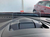 ヘッドアップディスプレイ。車速や交通標識、ナビゲーションの案内などの情報が映し出されます!