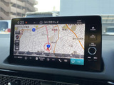 地図表示に加えて、画面下部からテレビやBluetooth Audio、FM、電話などを選べる構成です。目的地の確認から音楽や通話の利用まで、日常の移動をサポートします。