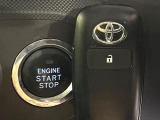 【スマートキー】カバンやポケットに入れたままでもドアの施錠・解錠が可能なスマートキーを装備。エンジンのオン・オフ時もカギを取り出す必要が無いからとっても便利です♪
