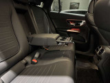 メルセデスのシートは少し硬めになっております。長時間の運転の際、適度な反発があることでお尻や腰の負担を減らす効果が御座います。