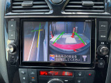 車両の側面にある死角をカメラで映し出し、車内のモニターに表示するシステムです。車両の側面は、ドアミラーや目視だけでは確認しづらい死角があるため、安全運転に役立ちます。