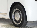◆純正ホイール装着車◆シンプルなデザインのホイールキャップ付きです。