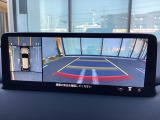 狭い場所での駐車やすれ違いなどでより的確な運転操作に役立つ360&deg;ビューモニターが装備されています。