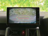 画面には車両後方の映像と目安線が表示され、駐車時に後方との距離感を確認する際に役立ちます。画面上で周囲を見ながら、落ち着いて後退操作を行えます。
