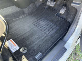 運転席フロアマットに使用感はありますが、破れやほつれは見当たりません。