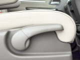 ★運転席ハイトアジャスター★ 運転される方によってシートの高さが調節できます!自分に合ったドライビングポジションで運転がさらに快適に♪