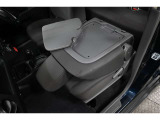 シートテーブル装備!車内での軽食などにテーブルとして利用できます♪