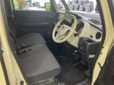 明るい色のインパネと落ち着いた色合いのシートが組み合わさり、運転席まわりに親しみやすさがあります。前方の視界も広く、乗り降りの際に室内を見渡しやすい空間です。