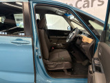 運転席の足元まわりです!アクセル・ブレーキペダルの配置や足元スペースもしっかりご確認いただけます。毎日の運転で長く過ごす場所だからこそ、実際の広さや使い勝手も大切なチェックポイントです。