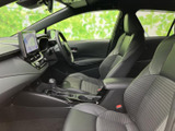 前席は視界が広く、運転席から前方や左右の様子を確認しやすい室内です。シートは身体を支える形状で、中央の収納や操作部も手の届きやすい位置にまとまり、日常の移動を快適に支えます。