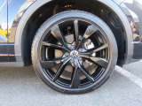 225/40R19インチ・アルミホイールになります。