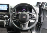 運転中もハンドルでの操作が可能です。特に高速道路等の目が離せない運転時には、便利さだけでなく、安全性も兼ね備えております。