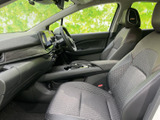 前席まわりは視界が広く、運転席から周囲を見渡しやすい印象です。シートは落ち着いた色合いでまとめられ、助手席側にもゆとりがあり、毎日の移動を快適に過ごせる空間です。