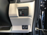 【片側電動スライドドア】リモコンや運転席のスイッチ操作のほか、ドアハンドルを少し引くだけでリアドアが自動開閉します♪
